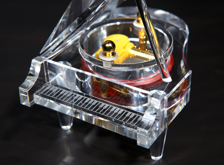 
2012七夕情人节礼物推荐:礼品/迷你水晶钢琴:内置18音精品机芯镀机芯质量和音质都达到最好的标准。采用通透